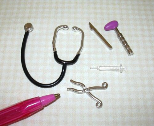 Scalpel etc DOLLHOUSE 1:12 Scale Miniature Set Dr/'s Instruments Stethoscope
