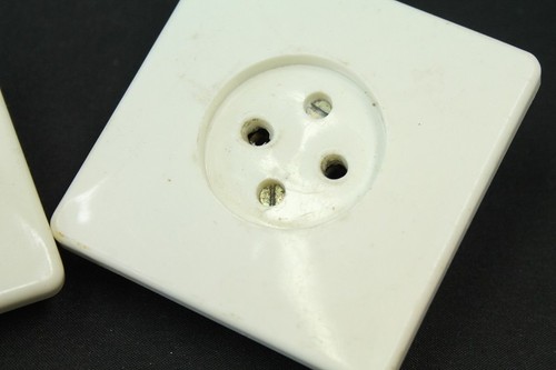 alte Steckdose DDR Unterputz eckig old vintage ohne Schuko