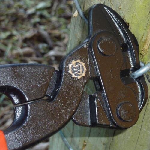 One Handed Tool NZ Made Strainrite Staplepull Fencing Staple Puller
