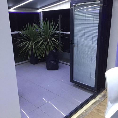 Nouveau Aluminium Bi Fold portes Inc Stores 3 panneaux 2.4 m x 2.1 Gris