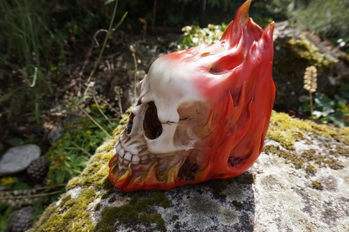 67072 FIGURINE CRANE TIRELIRE TETE DE MORT GOTHIQUE SKULL FLAMME FEUX SKULL