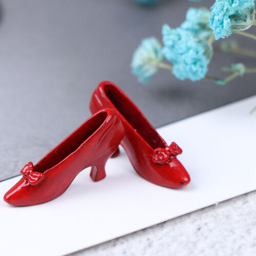 1 Paar 1:12 Puppenhaus-Miniaturzubehör Rote Schuhe mit hohen Absätzen PrinzesXUI