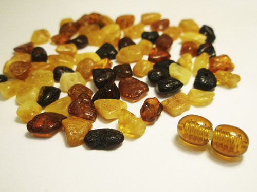 +1 SCREW CLASPS NATURAL BALTIC HOLED AMBER LOOSE BEADS 75 CHIP !!