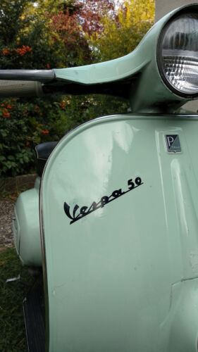 Le logo Vespa Autocollant V 50 N S L R Série 1 BEINSCHILD emblème bleu foncé 
