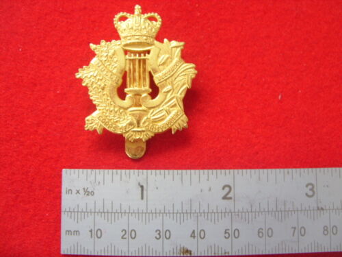 CAMUS BANDS METAL CAP BADGE  CORPS OF ARMY MUSIC  BRITISH ARMY BANDS 