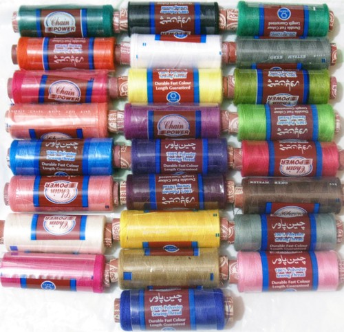 25 x NUOVA 100/% POLIESTERE PER CUCIRE bobine di diversi colori di buona qualità