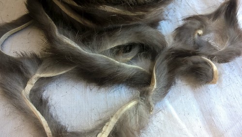 Peau fourrure Lapin montage mouche pêche Rabbit Fly Gris//Marron Fonce 4//5mm x 1m