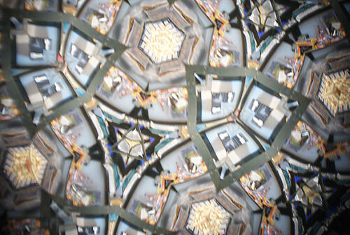 Oktaskop in Kartonhülse 20 cm Länge Umgebungs Kaleidoskop Rankenmuster grün 