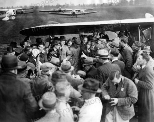 8x10 Print Amelia Earhart Surrounded by Crowds London 1932 #EA124