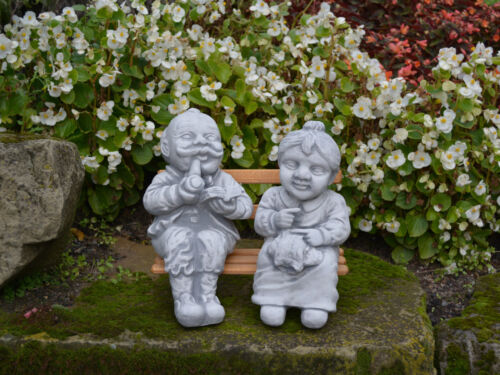 Massive Steinfigur Opa und Oma auf Bank Gartendeko aus Steinguss frostfest 