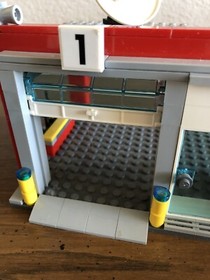 LEGO 60110 FIRE STATION City - Engine Pole Chief Firemen Dog Helicopter Complete