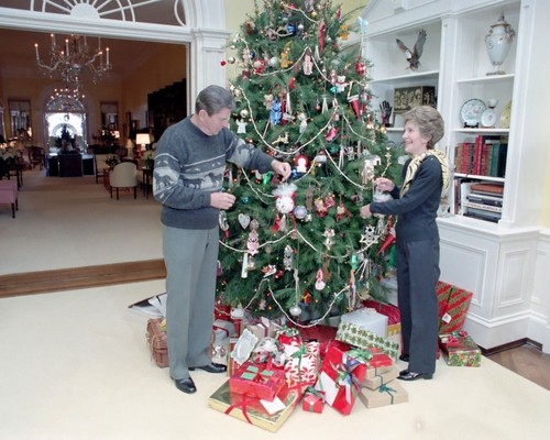 President Ronald Reagan and Nancy decorate White House Christmas tree 8x10 Photo