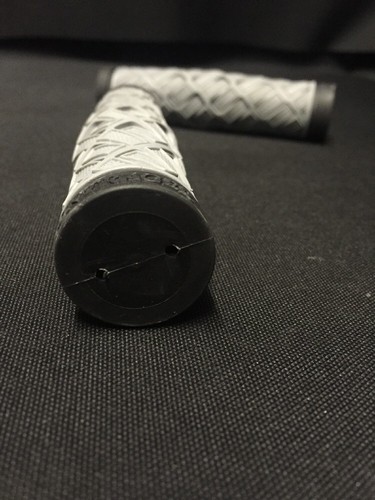 Nouveau Stock Ancien Vintage BONTRAGER Mountain Bike Guidon Grips Gris//Noir Gt Specialized Wtb Trek Dyno