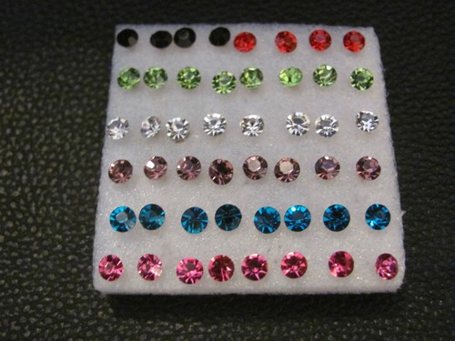 BOUCLES D/'OREILLES TIGE PLASTIQUE /" BRILLANT STRASS 4 mm /" COULEURS AU CHOIX