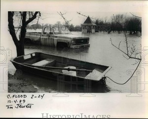 1989-Press-Photo-A-Pickup-is-Surrounded-by-the-Flood-Waters-orb11965