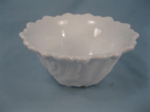 O Small Decorative Floral White Milk Glass Bowl With Feet Leaves Flower Bottom
