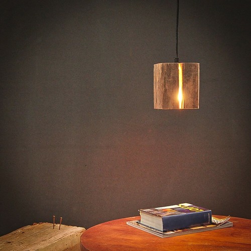Almleuchten H5 Altholz Hängeleuchte mit Lichtschlitz faszinierende Holzlampe