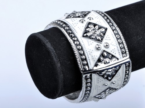 Black White Enamel Handpainted European Gypsy Flower Bracelet Bangle Cuff Gift