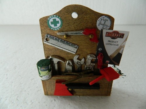 HH23 1//12th maison de poupées handmade Tool Tidy avec fixe Accessoires
