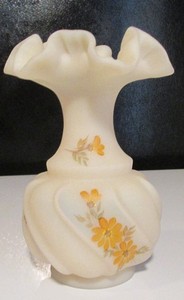 Vintage-Fenton-Wavecrest-Satin-Daisies-on-Custard-Vase-mint