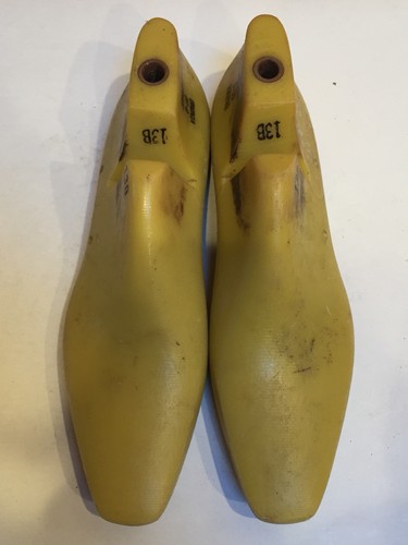 VINTAGE PAIR OF SIZE 13 B SHOE LASTS FROM JONES /& VINING OF MOLDED PLASTIC