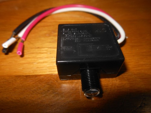 New Photo Eye Dusk To Dawn Sensor With Leads Part # SNR-250RY In Black 250W//60W