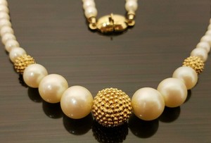Vintage-MONET-Graduated-Faux-Pearl-Necklace-with-Gold-Bead-Accent