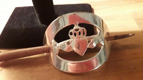 5 DESIGNER COSTUME RINGS AND A VINTAGE BAROUQUE HAIR ORNAMENT