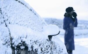 Car stopped by snow (1)