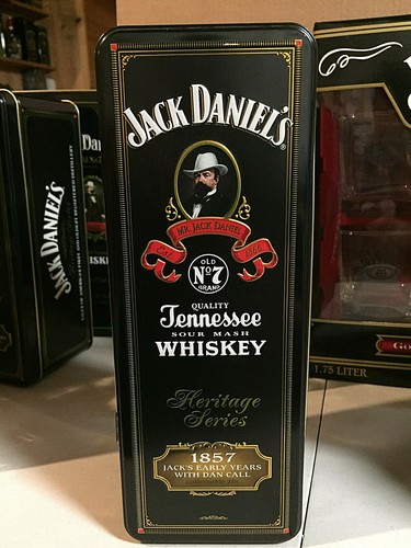 JACK DANIELS HERITAGE SERIES TIN WITH EMPTY BOTTLE 86 PROOF BLOCK LETTER BOTTLE