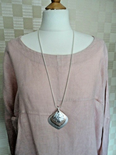 BN Pink /& Silver Metallic Pedants On Silver Coloured Chain Lagenlook Necklace