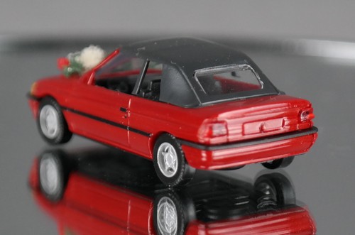 h0, 1:87 Busch 45732 nuevo! - Ford Escort cabriolet /"boda/" con blumengirlande -