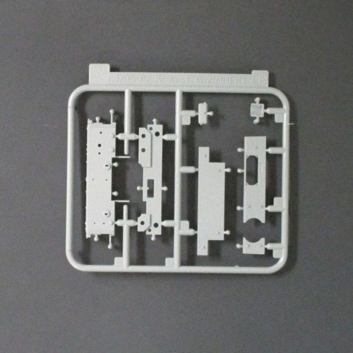 Dragon 1//35 Scale Flakpanzer IV Ausf G w//Zimmerit Parts Tree T from Kit No 6746