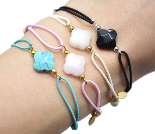 BC3002D Bracelet Cordon Elastique avec Charm Trèfle Rose et Perles Acier Doré