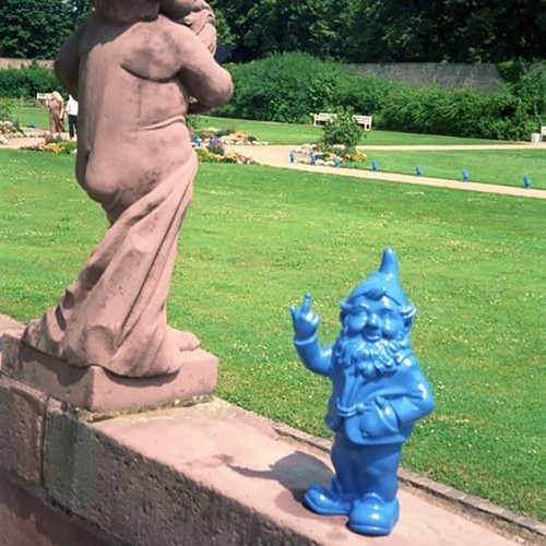 mit Stinkefinger – flip him the bird lila Sponti Zwerg Plastic Ottmar Hörl