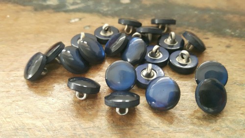 ♥Nr.144 Tolle alte Kunststoffknöpfe mit Metallöse dunkelblau 20 St DM 9 mm ♥