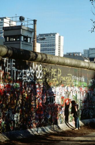 e752 A child chips off a piece of the Berlin Wall 8x12 Politics Photo