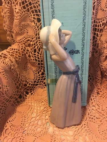 LLADRO 5011 Tying on the Straw Hat Mint Condition Original Blue Box L@@k!