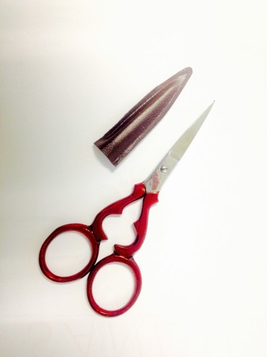 Qualitäts Stickschere 9 cm mit Schutzhülle Schere fein spitz