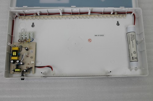 NEU weißes Finish 450x210 mm Channel Safety Systems LED Notausgang Schild