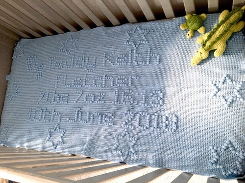 90x145cm single bed size Personalised keepsake baby blanket /& hat set