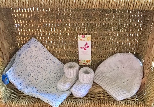 Baby Peach New Born Hand Knitted Hat /& Bootie Set dans sac en coton Hôpital cadeau.