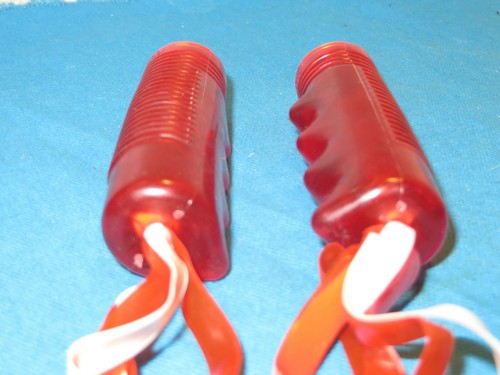 Vintage NOS Juvenile Red Hunt Wilde 3//4/" X 3-3//8/" Grips with Streamers Pair