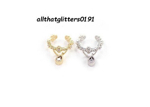Pendiente Puño con cristales de diamantes de imitación disponible en oro o plata plateado