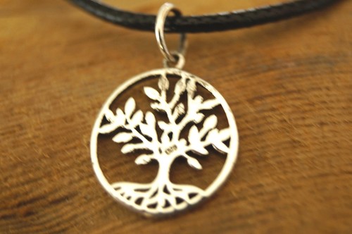 Pequeño remolque plata vida árbol filigrana cadena brillante coqueto floral fino