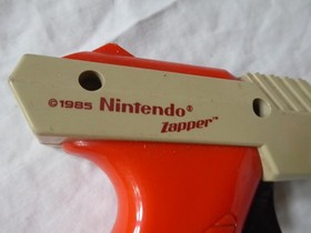 Vintage NINTENDO NES ZAPPER LIGHT GUN CONTROLLER ACCESSORY 1985 Model NES-005