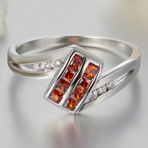 Femmes Princesse Cut grenat /& White Topaz Gemstone Silver Ring Taille 6 7 8 9 10 11