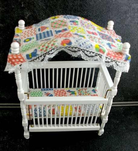 Maison de poupées Patchwork Canopy Blanc Lit Berceau Miniature nursery Baby Furniture