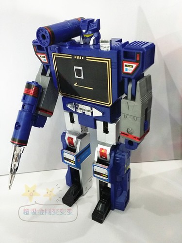 Transformers G1 Soundwave reissue brand new with a random cassette Gift