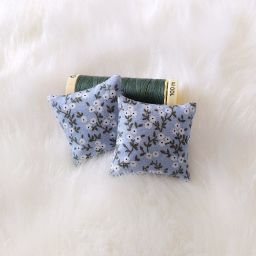 Casa De Muñecas En Miniatura Azul Floral Cojines tirar almohadas Sofá 1//12th Escala